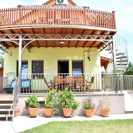 شقة Zoeldalma Apartmanhaz Balatonalmádi