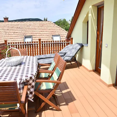 شقة Zoeldalma Apartmanhaz Balatonalmádi